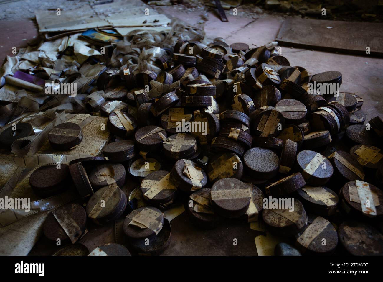 Stapel von weggeworfenen Fotopapotheken in einem verlassenen Gebäude. Stockfoto