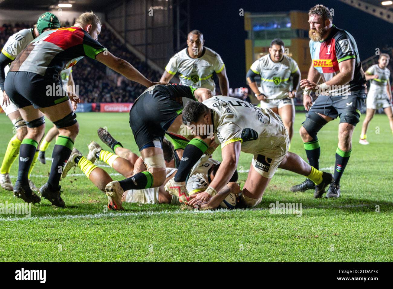 Stade Toulousains Ersatzfigur, Rodrigue Neti, stürzt in der 75. Minute über die Versuchslinie. Der Versuch wurde von Thomas Ramos umgestellt, um das französische Gastteam in der zweiten Runde des Investec Champions Cup 19-42 in Führung zu bringen. Stockfoto