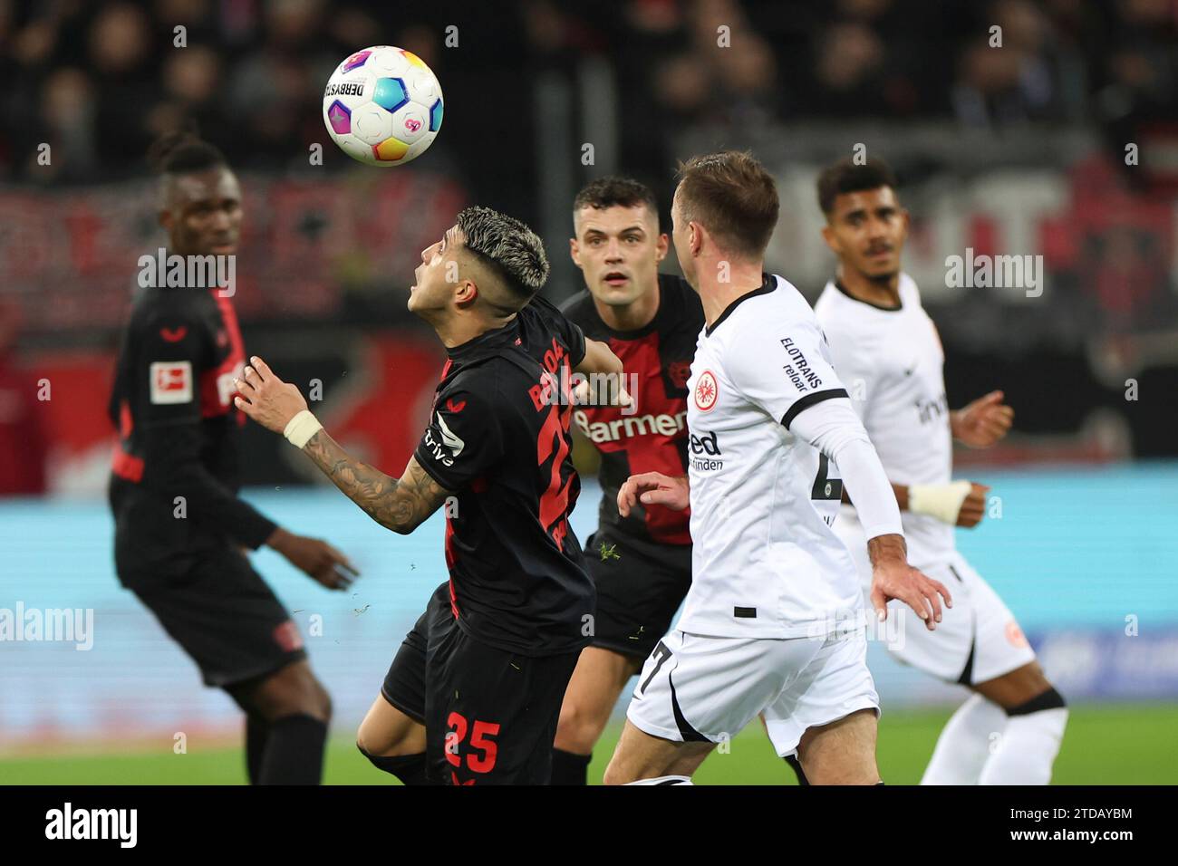 17.12.2023, BayArena, Leverkusen, DE, 1.FBL. Bayer 04 Leverkusen vs. Eintracht Frankfurt, im Bild Kopfball durch Exequiel Palacios (Leverkusen #25), Foto © nordphoto GmbH/Meuter DFL-Vorschriften verbieten die Verwendung von Fotografien als Bildsequenzen und/oder Quasi-Video. Stockfoto