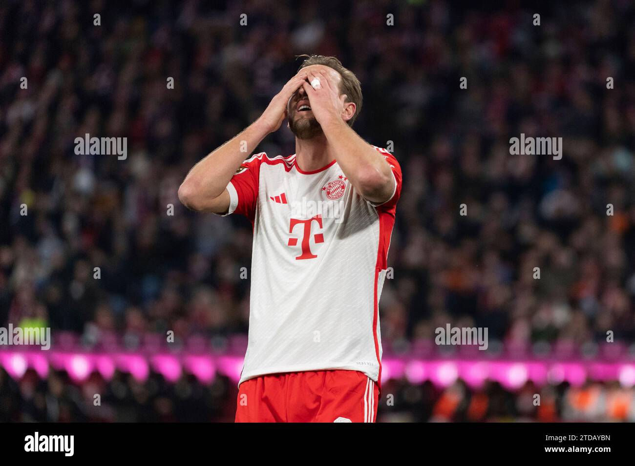 München, Deutschland. Dezember 2023. Harry Kane (FC Bayern München, #09) nach einer Torchance, Frust, FC Bayern München vs. VfB Stuttgart, Fussball, Herren, 1. Bundesliga, 15. Spieltag, Saison 23/24, GER, 17.12.2023, DFL/DFB-VORSCHRIFTEN VERBIETEN JEDE VERWENDUNG VON FOTOGRAFIEN ALS BILDSEQUENZEN UND/ODER QUASI-VIDEO, Foto: Eibner-Pressefoto/Wolfgang Frank Credit: dpa/Alamy Live News Stockfoto