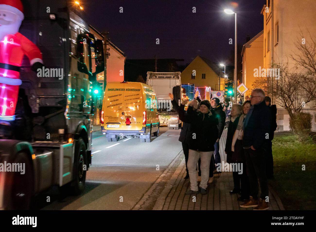 231217LichterfahrtOelsnitz News ID: EN 2023-12-17 Präsente auf Lichterfahrt verteilen bunt geschmückte 53 Fahrzeuge verzaubern Menschen Oelsnitz/Erz. Am Sonntagnachmittag hat im Erzgebirgskreis, genauer im Altlandkreis Stollberg, eine Lichterfahrt stattgefunden. Bei dieser wurden tausende von Plätzchen und Präsente an Pflege -und Altenheimen sowie an Kindereinrichtungen verteilt. Gestartet war der Konvoi mit 53 Fahrzeugen aus Traktoren, LKW s, PKW s und Motorrädern gegen 16 Uhr an der Oberen Hauptstraße in Oelsnitz. Nach einer Runde in Oelsnitz, ging es dann über Neuwürschnitz, nach Stollberg Stockfoto