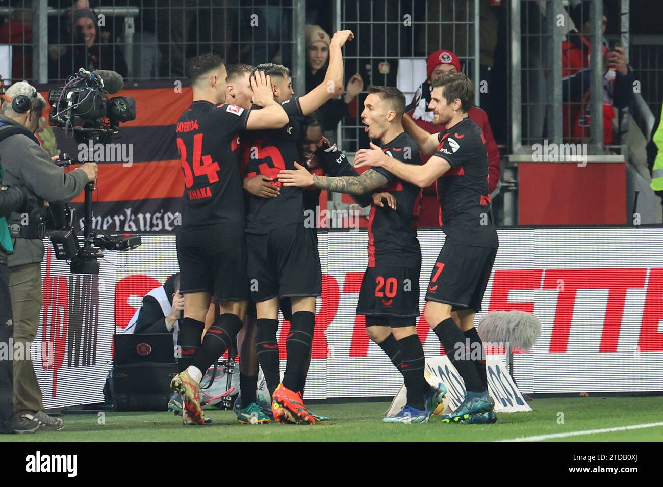 17.12.2023, BayArena, Leverkusen, DE, 1.FBL. Bayer 04 Leverkusen vs. Eintracht Frankfurt, im Bild Torjubel/Jubel/Jubellauf, Leverkusen Foto © nordphoto GmbH/Meuter DFL-Vorschriften verbieten die Verwendung von Fotografien als Bildsequenzen und/oder Quasi-Video. Stockfoto