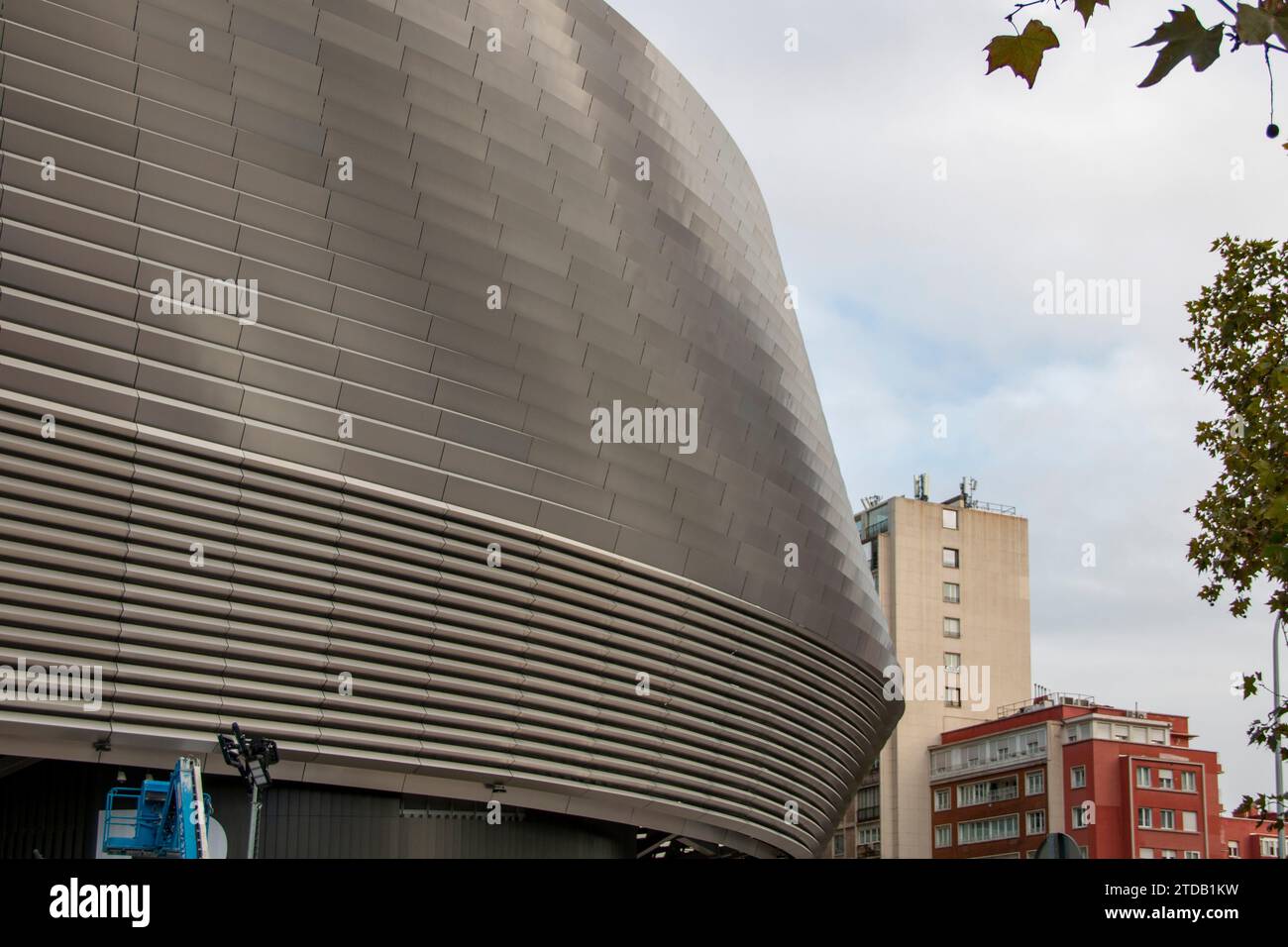 Fassade des Santiago Bernabeú Stadions in Madrid, wo Sie sehen können, dass die Arbeiten noch andauern Stockfoto