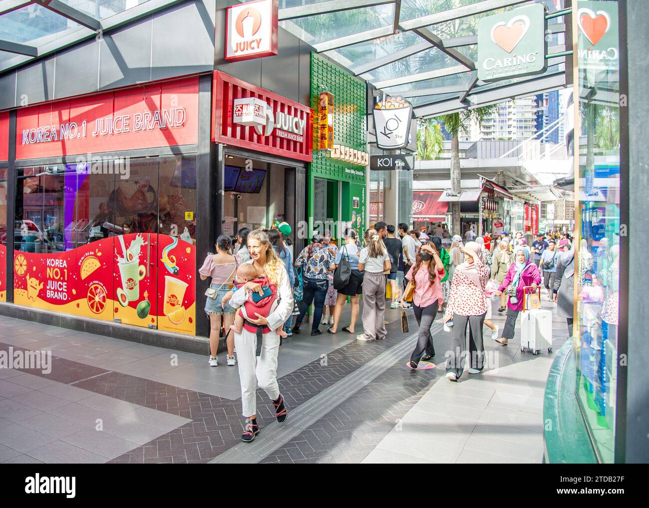 15. - 2023. Februar Kuala Lumpur Malaysia - Tausende von Menschen aller Rassen fahren täglich auf dem Hauptboulevard in der Innenstadt von Kuala Lumpur vorbei Stockfoto