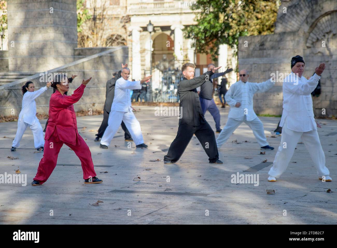 Rom, Italien. Dezember 2023. Die Leute üben Tai Chi in Rom. Eine Studie, die in der Zeitschrift Annals of Internal Medicine veröffentlicht wurde, zeigt, dass ein „verbessertes“ Tai Chi-Programm, das speziell von Forschern mit spezifischen Übungen vorbereitet wurde, das Demenzrisiko bei älteren Menschen mit leichter kognitiver oder Gedächtnisschwäche verringern kann.Tai Chi (oder Tai JI quan) ist eine chinesische Kampfkunst, die sich durch die Langsamkeit und Harmonie der Bewegungen auszeichnet. (Kreditbild: © Marcello Valeri/ZUMA Press Wire) NUR REDAKTIONELLE VERWENDUNG! Nicht für kommerzielle ZWECKE! Stockfoto
