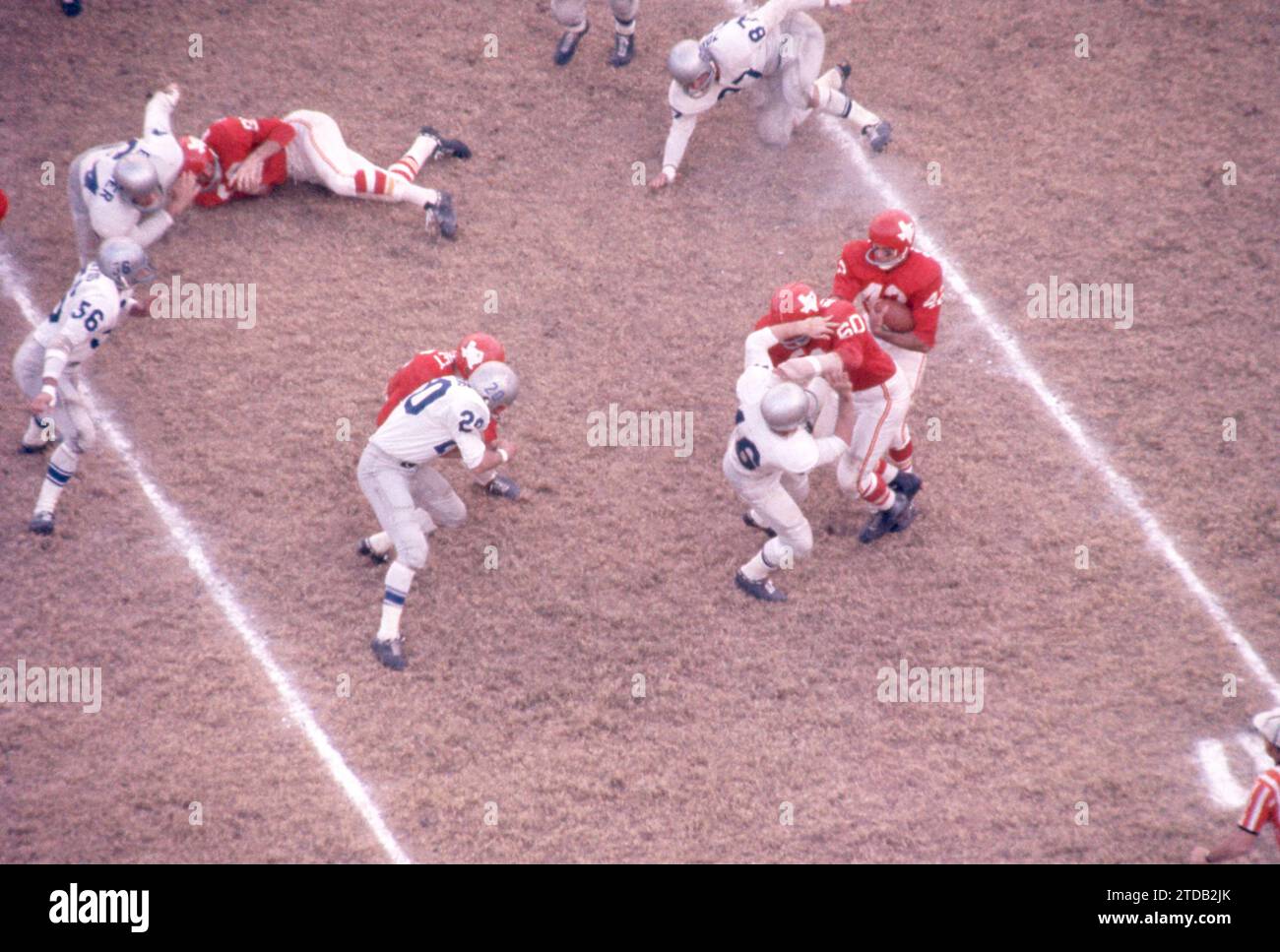 DALLAS, TEXAS – 12. NOVEMBER: Johnny Robinson #42 von den Dallas Texans läuft mit dem Ball, als er Hilfe von Teamkollege Al Reynolds #60 erhält, als Jim Crotty #46 und Billy Atkins #20 von den Buffalo Bills sich am 12. November für das Tackle-Spiel vorbereiten. 1961 im Cotton Bowl in Dallas, Texas. (Foto: Hy Peskin) *** örtlicher Bildtitel *** Johnny Robinson;Al Reynolds;Jim Crotty;Billy Atkins Stockfoto