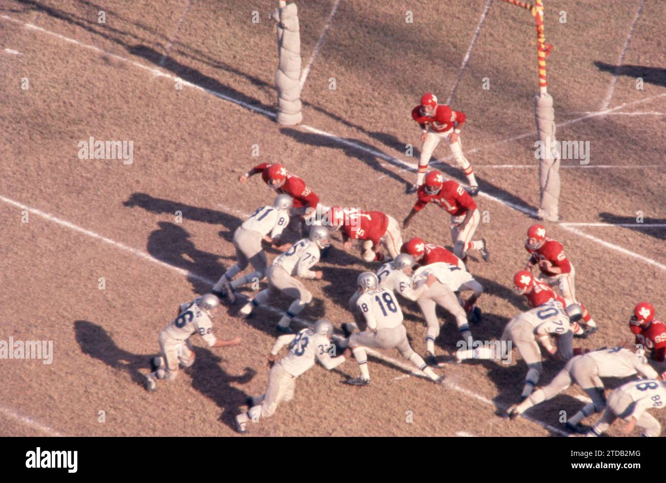 DALLAS, TX – 12. NOVEMBER: Quarterback Johnny Green #18 der Buffalo Bills übergibt den Ball an Dewey Bohling, als Art Baker #33 während eines AFL-Spiels gegen die Dallas Texans am 12. November 1961 im Cotton Bowl in Dallas, Texas, die Führung übernimmt. (Foto: Hy Peskin) *** örtlicher Bildtitel *** Johnny Green;Dewey Bohling;Art Baker Stockfoto