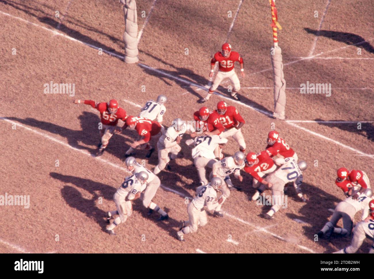 DALLAS, TX – 12. NOVEMBER: Quarterback Johnny Green #18 der Buffalo Bills übergibt den Ball an Dewey Bohling, als Art Baker #33 während eines AFL-Spiels gegen die Dallas Texans am 12. November 1961 im Cotton Bowl in Dallas, Texas, die Führung übernimmt. (Foto: Hy Peskin) *** örtlicher Bildtitel *** Johnny Green;Dewey Bohling;Art Baker Stockfoto