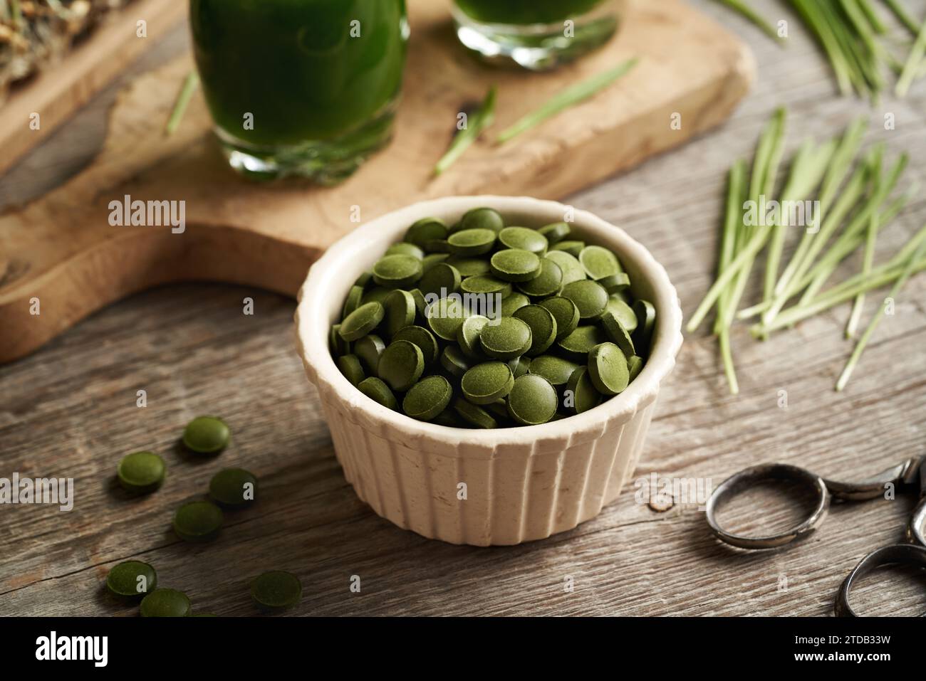 Grüne Gerstengrastabletten mit frisch angebauten Klingen und hausgemachtem Saft Stockfoto