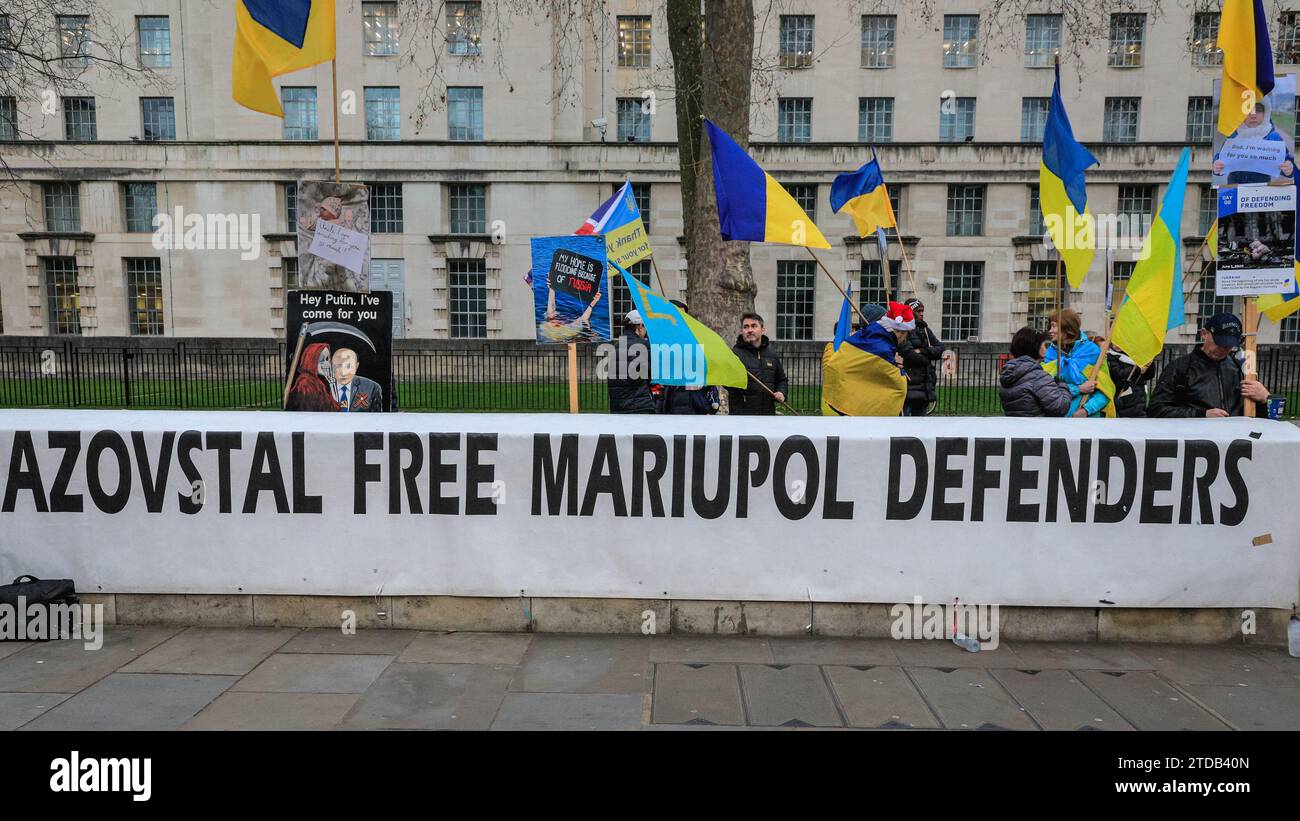 London, Großbritannien. Dezember 2023. Anhänger der Ukraine treffen sich auf Whitehall. Der heutige Protest konzentriert sich auf die Befreiung der "Asovstal-Verteidiger", ukrainische Soldaten, die Asovstal in Mariupol verteidigten, die dann russische Kriegsgefangene wurden, als Asovstal kapituliert wurde. Quelle: Imageplotter/Alamy Live News Stockfoto