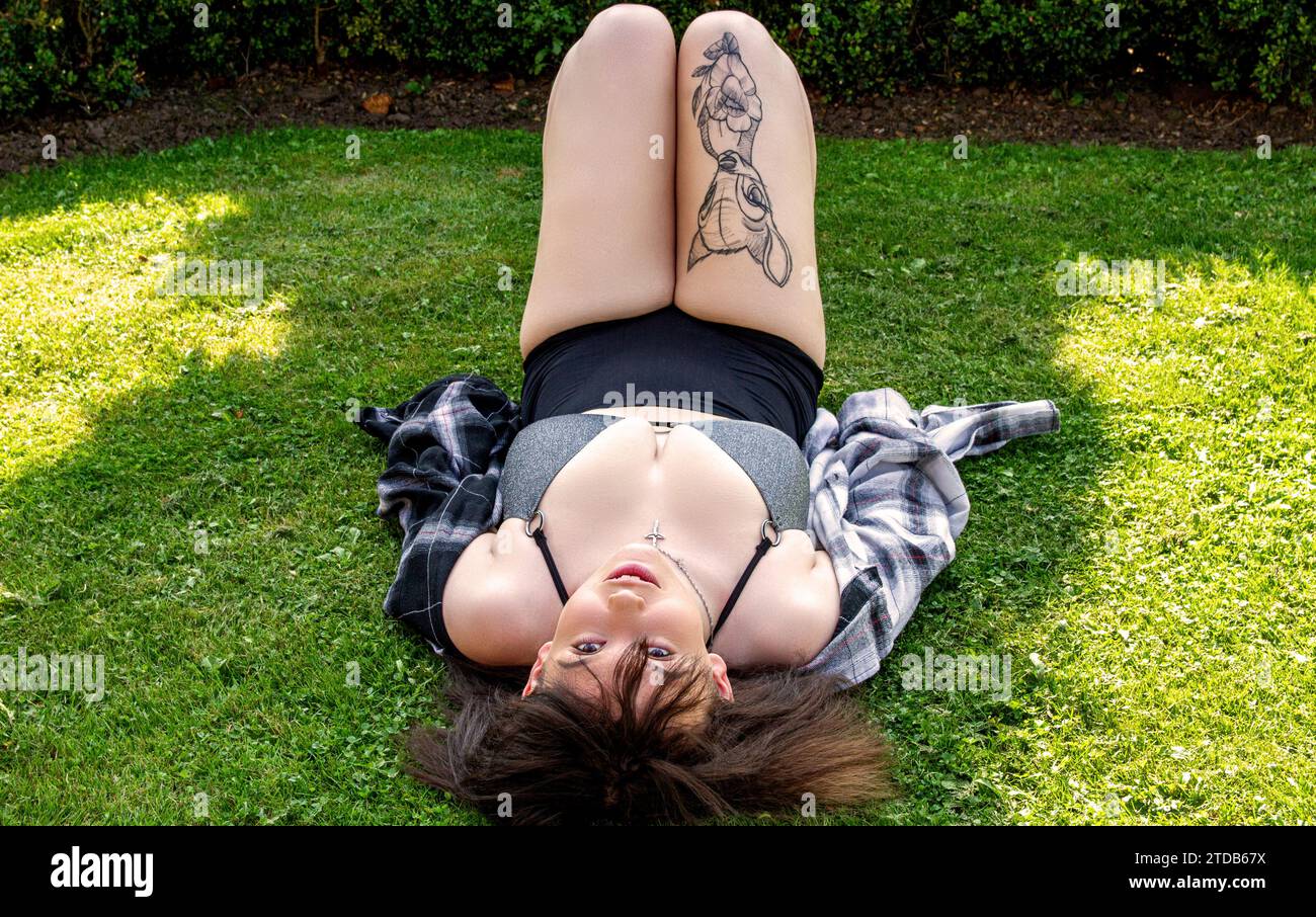 Eine atemberaubende und üppige Frau genießt sich bei warmem Wetter und posiert für ein Foto in Dundee, Schottland Stockfoto