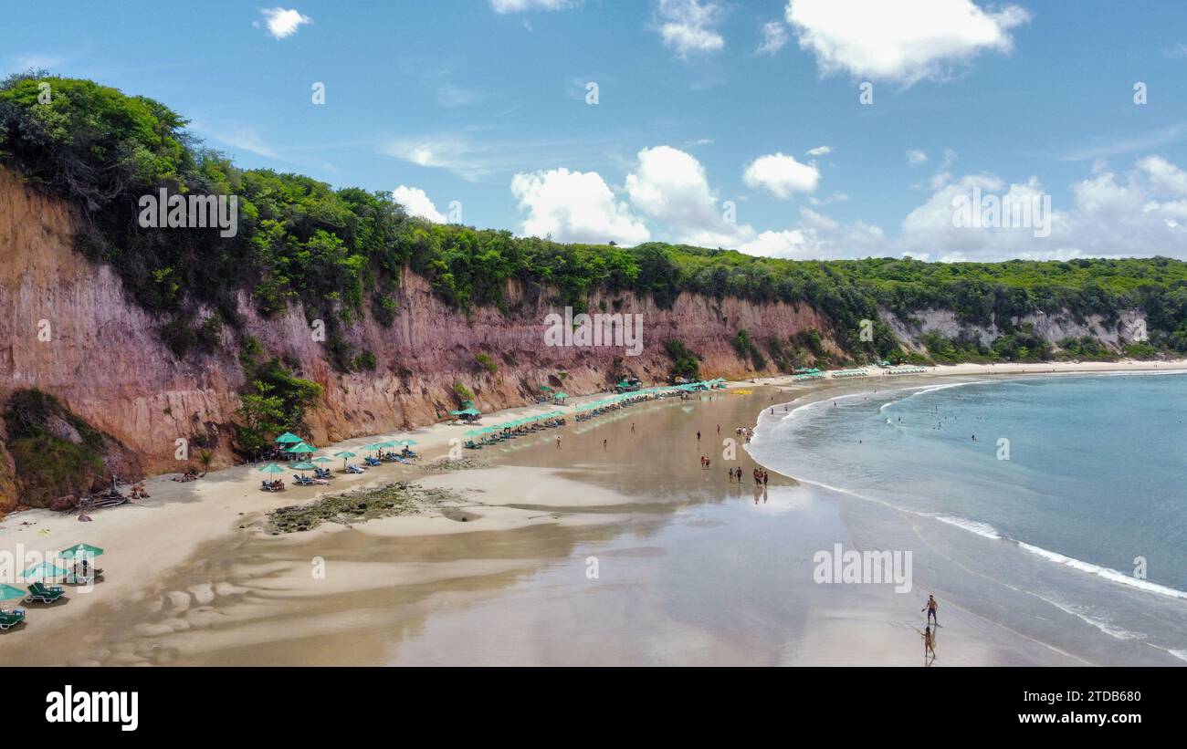 Wunderschöne Strände in Pipa, Brasilien. Alle Farben des Strandes. Goldener Sand, kristallklares Meer, Palmen, Klippen und Felsen. Draufsicht Stockfoto