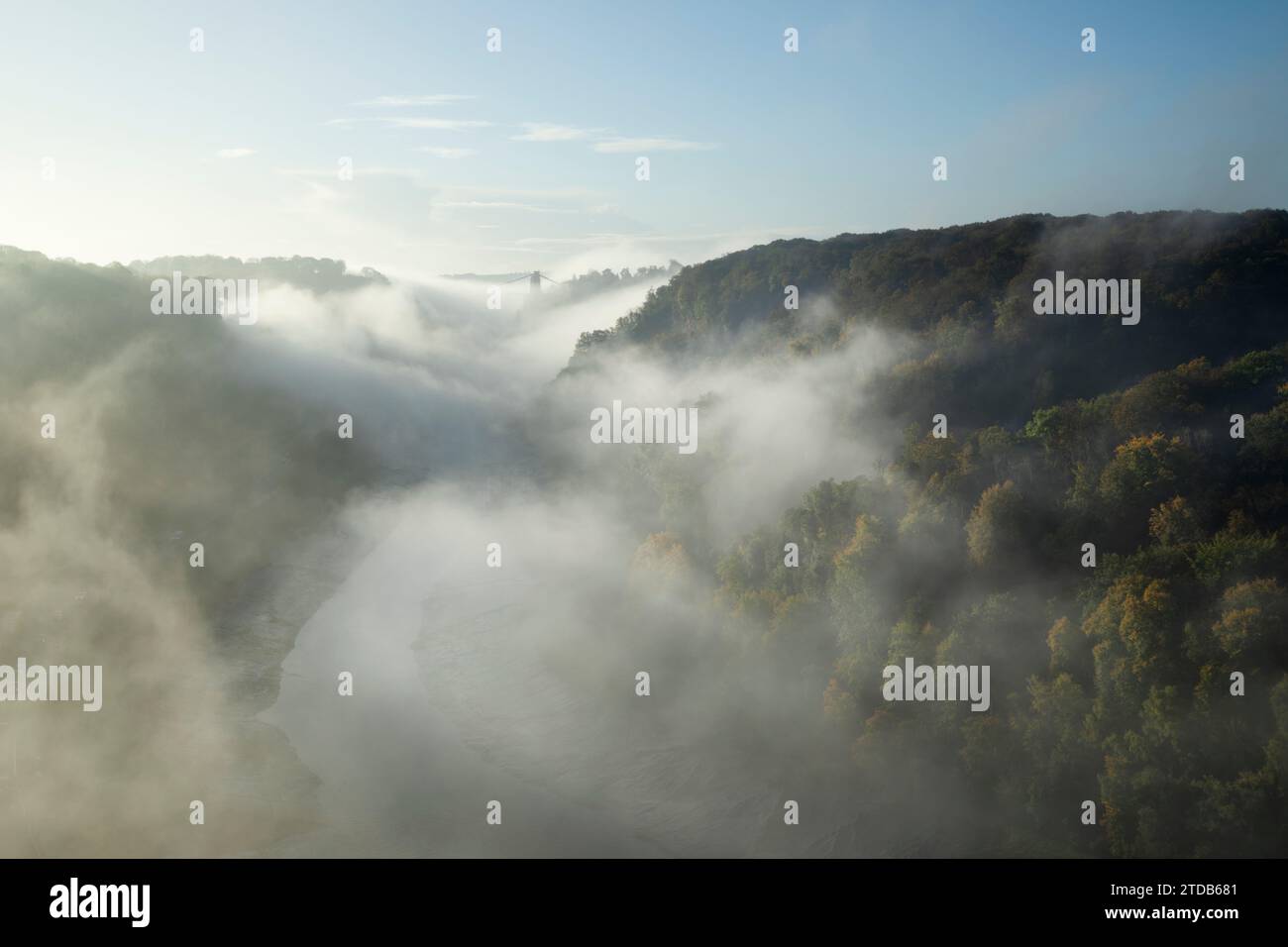 Avon Gorge und Clifton Suspension Bridge in Mist. Bristol, Großbritannien. Stockfoto