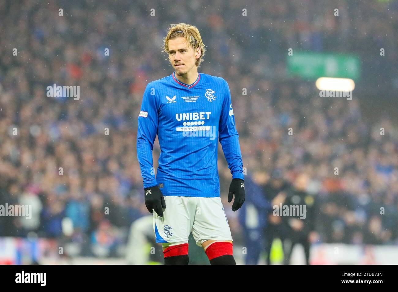 Glasgow, Großbritannien. Dezember 2023. Im Finale des Viaplay Cup 2023/2024 spielten die Rangers Aberdeen im Hampden Park, dem Scottish FA National Stadium. Die Rangers gewannen mit 1:0, wobei James Tavernier (Rangers 2), der Kapitän der Rangers, mit Unterstützung von Borna Barisic (Rangers 31) in 78 Minuten das Siegtor erzielte. Quelle: Findlay/Alamy Live News Stockfoto