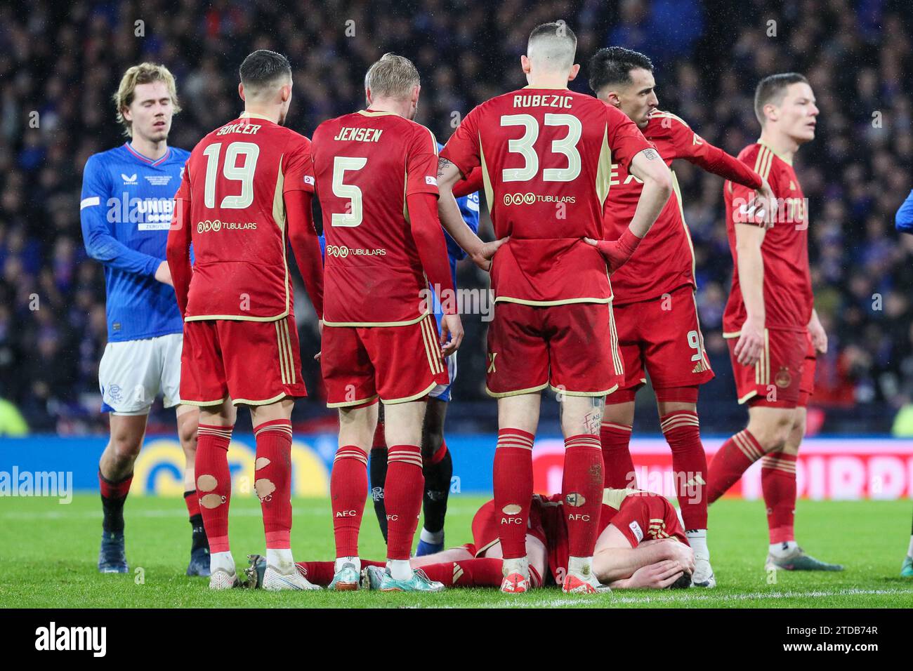 Glasgow, Großbritannien. Dezember 2023. Im Finale des Viaplay Cup 2023/2024 spielten die Rangers Aberdeen im Hampden Park, dem Scottish FA National Stadium. Die Rangers gewannen mit 1:0, wobei James Tavernier (Rangers 2), der Kapitän der Rangers, mit Unterstützung von Borna Barisic (Rangers 31) in 78 Minuten das Siegtor erzielte. Quelle: Findlay/Alamy Live News Stockfoto