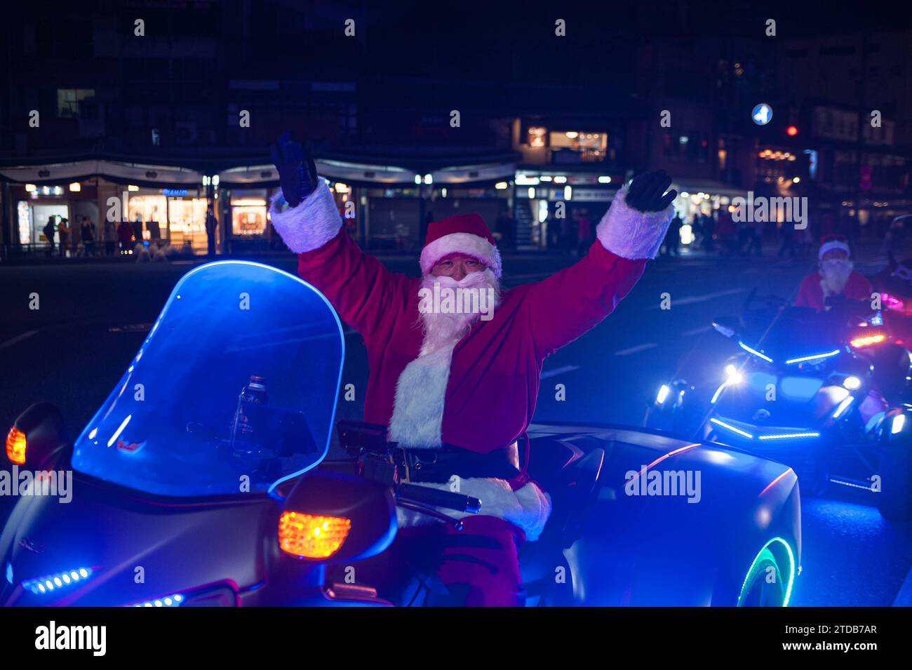 23.12.2017, Kyoto, Japan, Asien - Portraet von einem Motorradfahrer im Weihnachtsmannkostuem. *** 23 12 2017, Kyoto, Japan, Asien Porträt eines Motorradfahrers im Weihnachtsmannskostüm Stockfoto