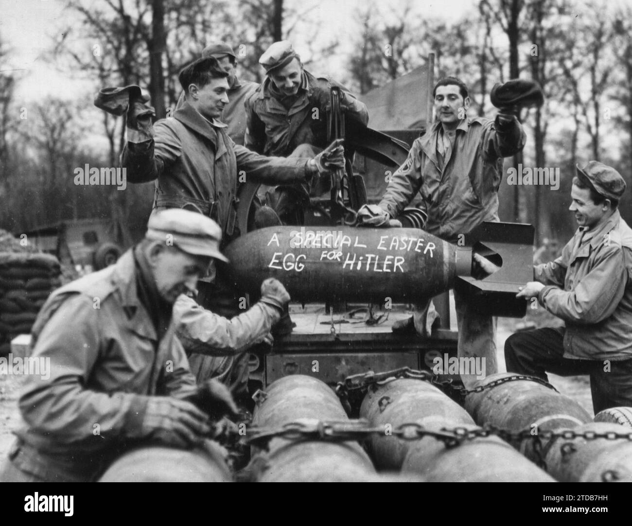 Ostergruß für Hitler... ganz im Sinne des Weihnachtsgeistes, Ein besonderes Osterei für Hitler - diese Rüstungsmannschaften einer 8Th AAF-Kampfstation wollen, dass Old Shickelgruber weiß, dass sie immer an ihn denken... aber explosiv, um 1943 Stockfoto