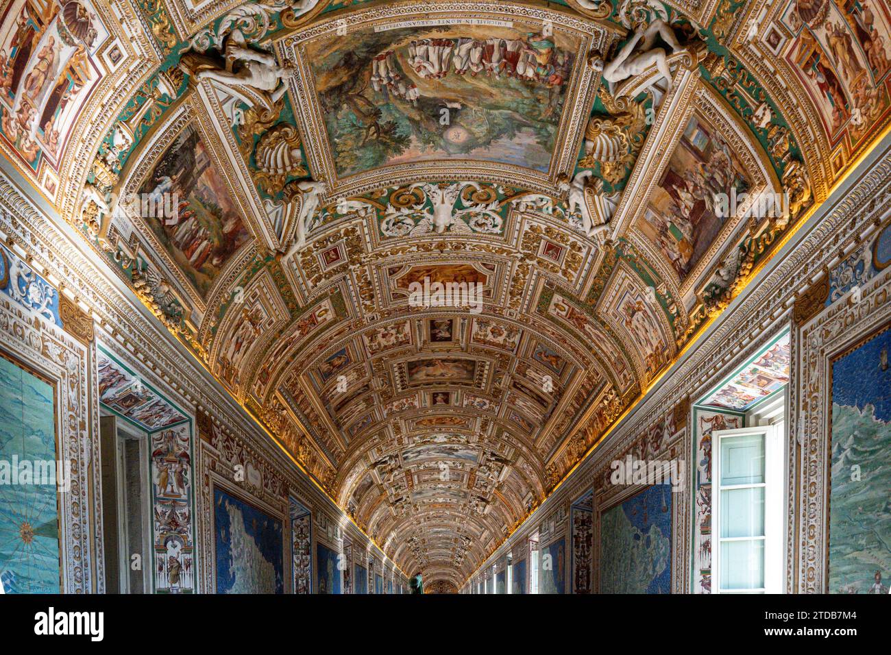 Vatikanische Museen - Galerie der geographischen Karten mit Fresken an Decke und Wänden Stockfoto