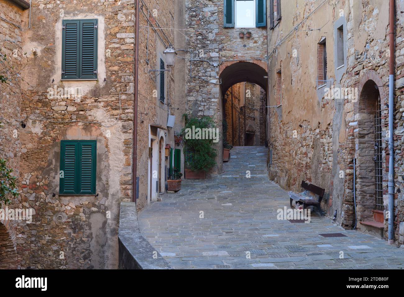 Mittelalterliches Dorf Campiglia Marittima, Toskana, Italien. Straße im historischen Zentrum Stockfoto