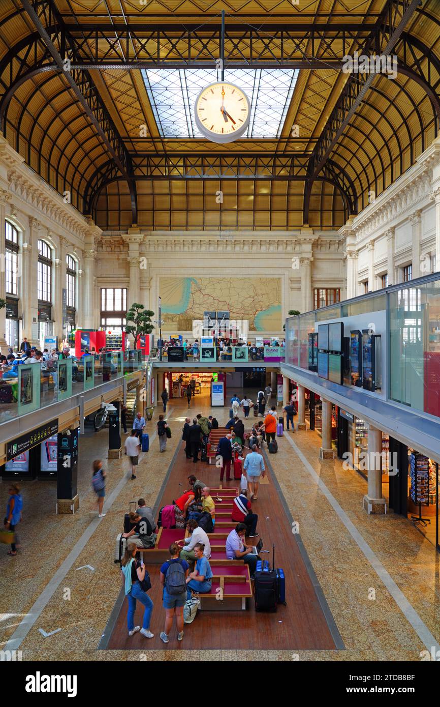 BORDEAUX, FRANKREICH - 7. Juni 2022 - Blick auf den Bahnhof Gare de Bordeaux Saint-Jean, den Hauptbahnhof in Bordeaux, Gironde, Frankreich. Stockfoto