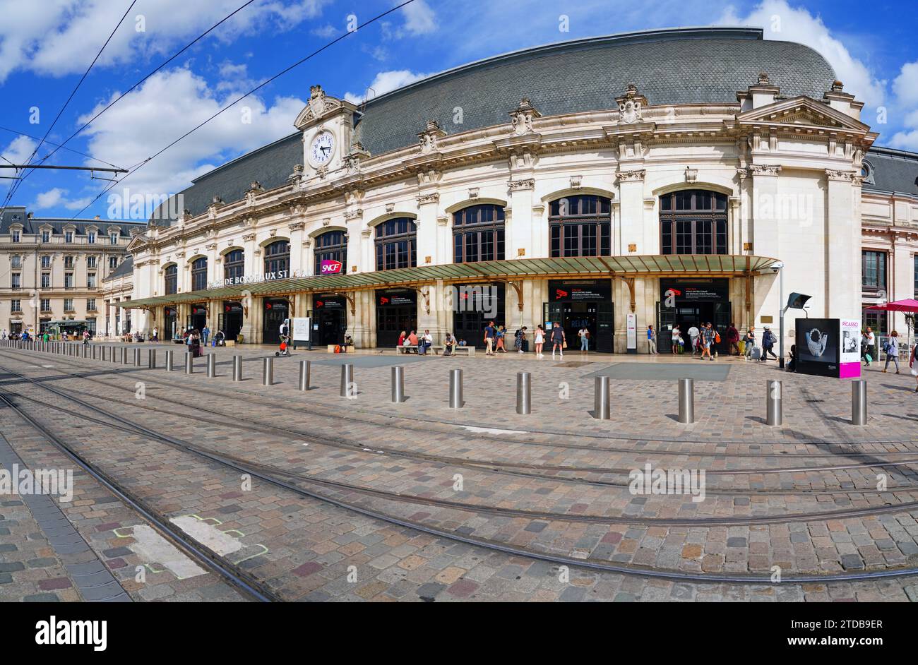 BORDEAUX, FRANKREICH - 7. Juni 2022 - Blick auf den Bahnhof Gare de Bordeaux Saint-Jean, den Hauptbahnhof in Bordeaux, Gironde, Frankreich. Stockfoto
