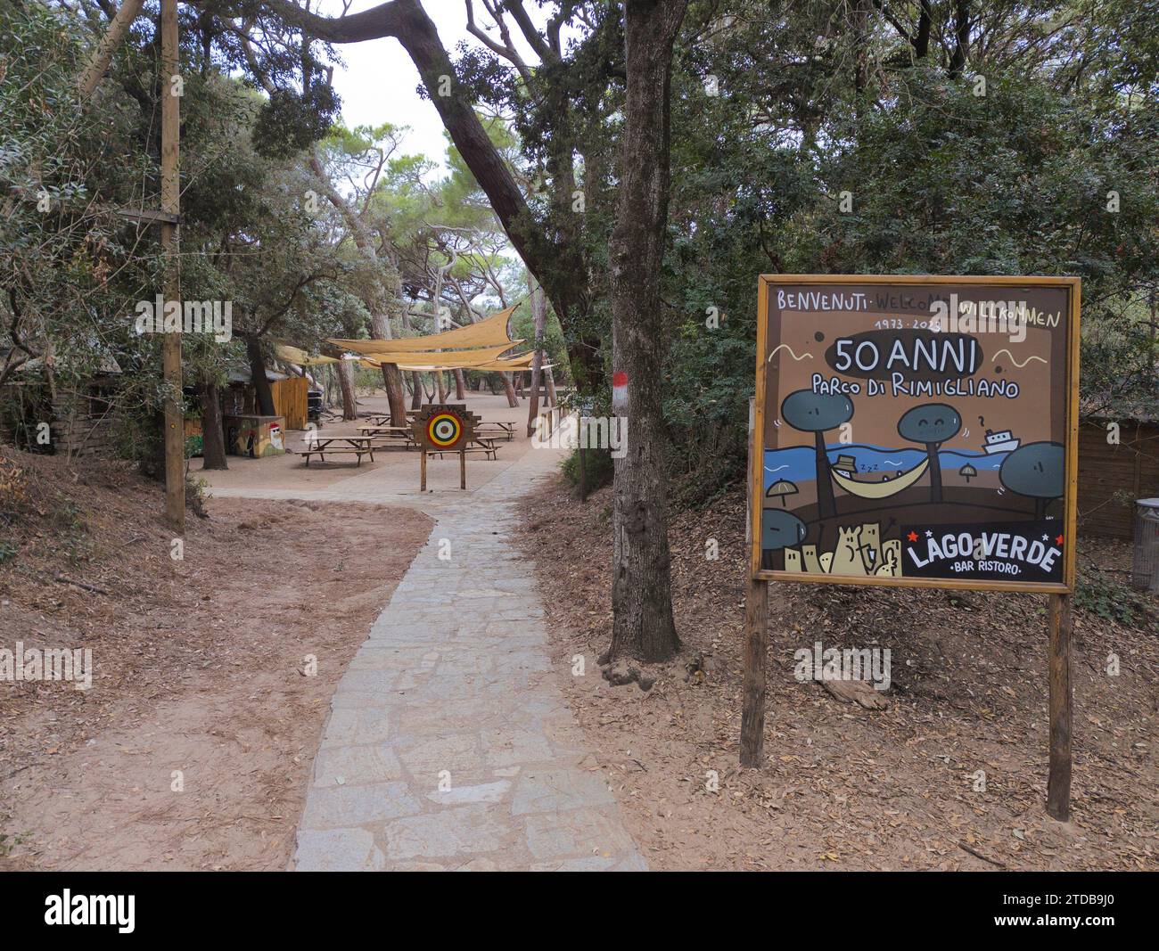 Lago Verde (Grüner See), Strandbar im Park von Rimigliano, Toskana, Italien. Saisonale Bio-Gerichte und regelmäßiges Programm mit Live-Konzerten Stockfoto