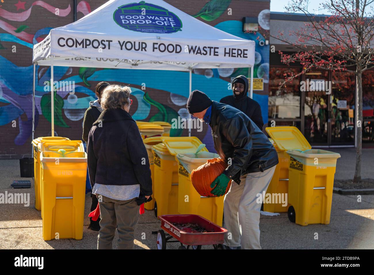 Washington, DC - Menschen bringen kompostierbare Lebensmittelabfälle auf dem Eastern Market am Capitol Hill ab. Es ist einer von einem Dutzend Orten, die von der Stadt jede Woche betrieben werden Stockfoto