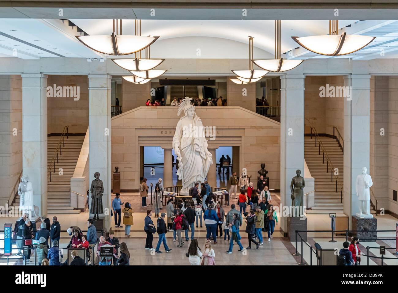 Washington, DC - Emancipation Hall im Besucherzentrum des Kapitols. Hier können sich Touristen für Touren durch das Gebäude anmelden. Die Statue ist ein Gips Stockfoto