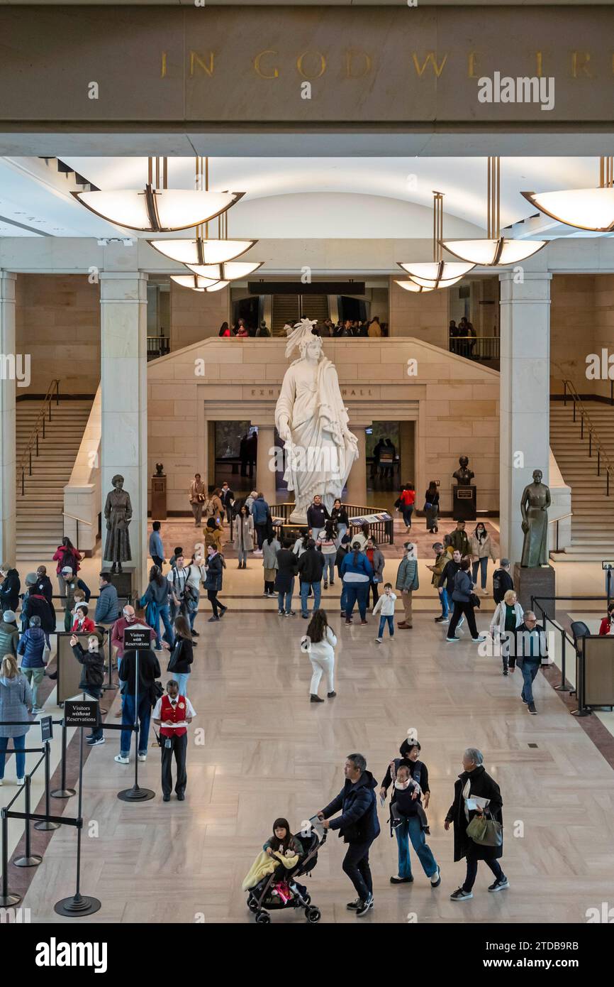 Washington, DC - Emancipation Hall im Besucherzentrum des Kapitols. Hier können sich Touristen für Touren durch das Gebäude anmelden. Die Statue ist ein Gips Stockfoto