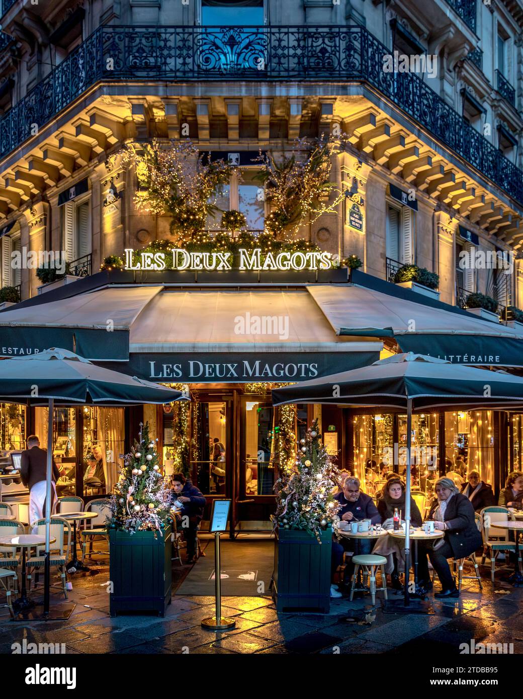 Paris, Frankreich - 10. Dezember 2023: Restaurant Les Deux Magots in Saint Germain des Prés während der Weihnachtszeit in Paris. Stockfoto