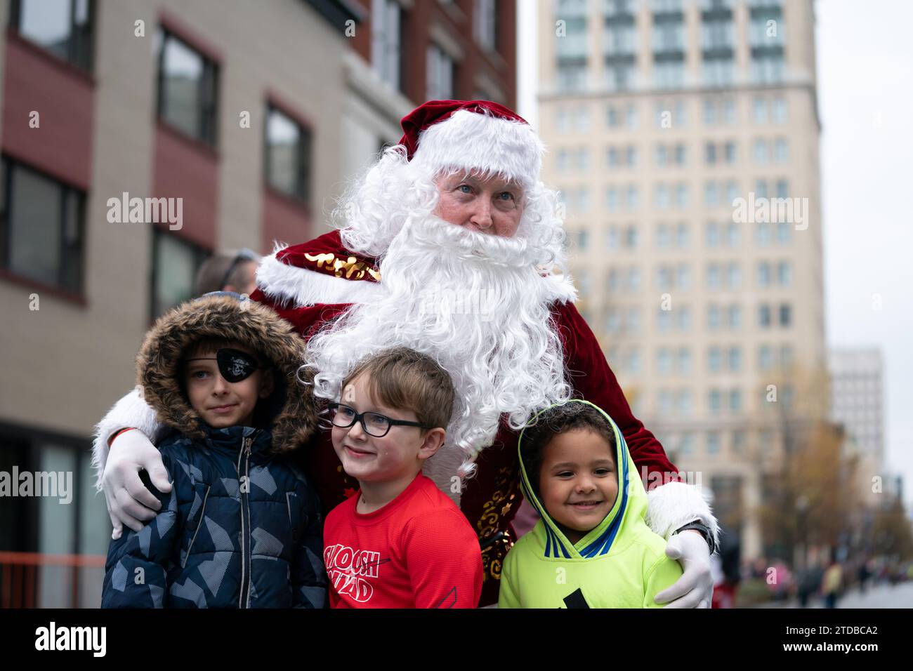 Der Weihnachtsmann posiert für ein Foto während der Lexington Christmas Parade am 3. Dezember 2023 2023 in Lexington, Kentucky. Stockfoto