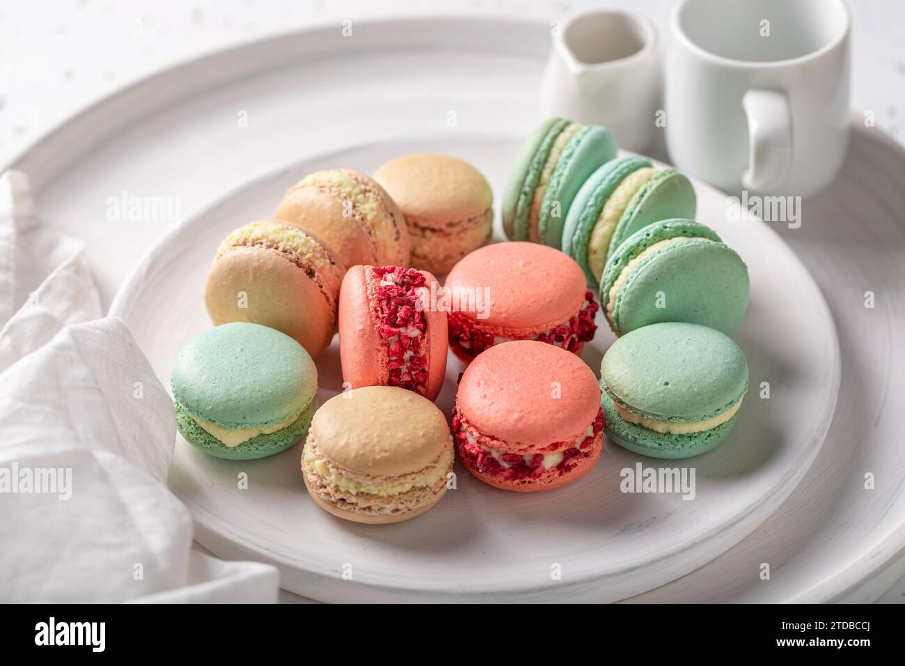 Süße und köstliche Makronen mit Berr-Früchten-Geschmack. Farbenfrohe Macarons mit Fruchtgeschmack. Stockfoto