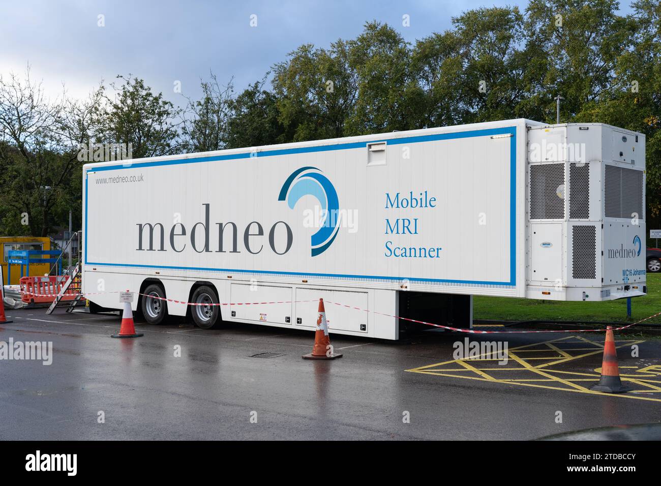 Ein mobiler MRT-Scanner von Medneo im Basingstoke Krankenhaus. Ein mobiles MRT ist eine eigenständige Suite. UK. Thema: Privatisierung des NHS durch private Unternehmen Stockfoto