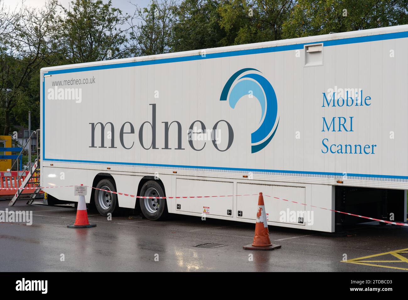 Ein mobiler MRT-Scanner von Medneo im Basingstoke Krankenhaus. Ein mobiles MRT ist eine eigenständige Suite. UK. Thema: Privatisierung des NHS durch private Unternehmen Stockfoto