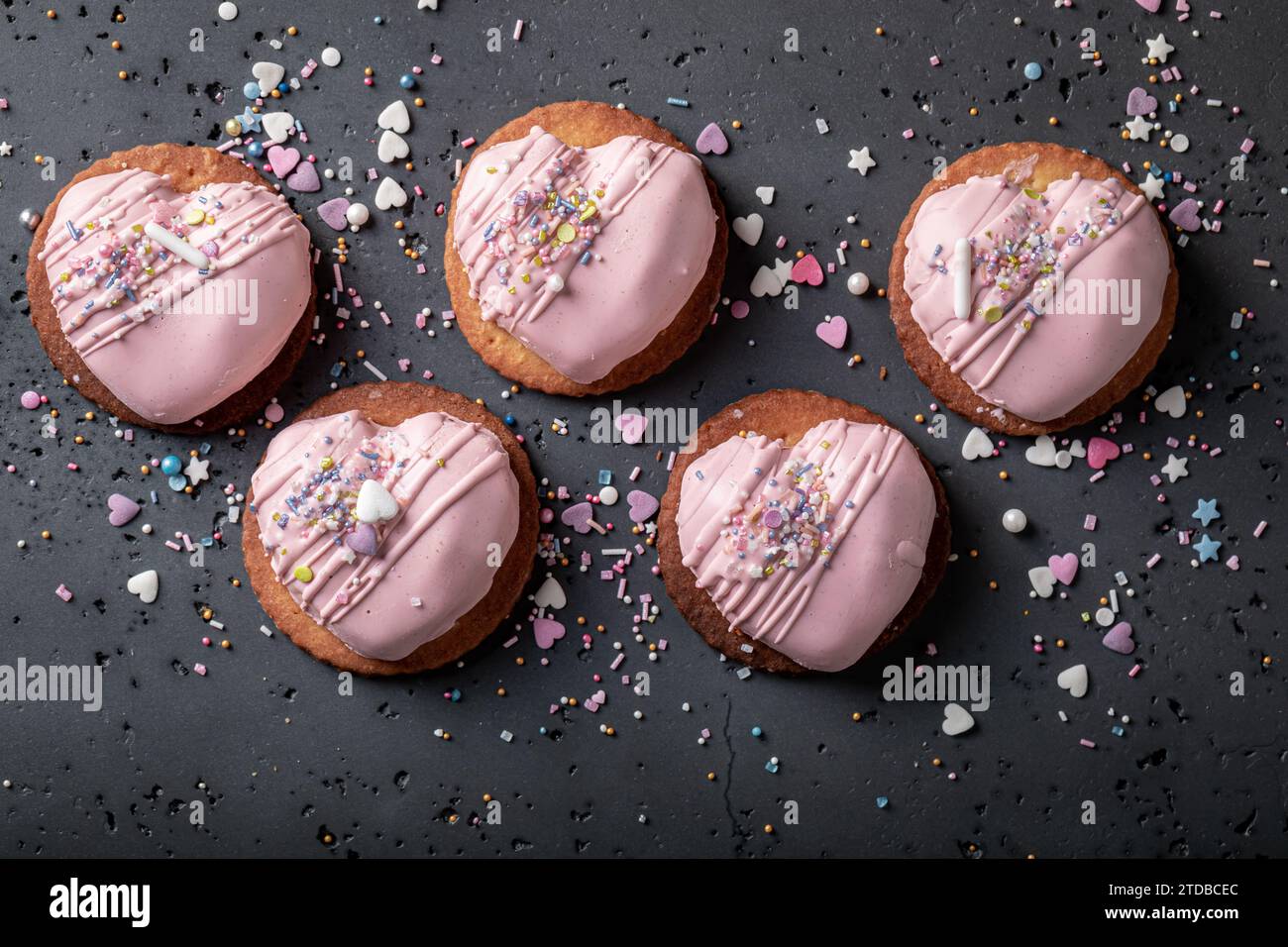 Rotes und süßes valentinsdessert mit Herzform. Dessert in Herzform zum valentinstag. Stockfoto