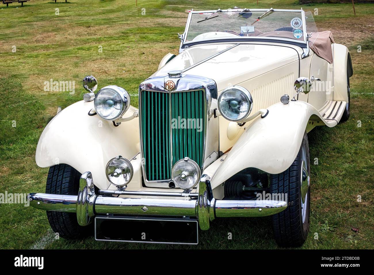 Weißer klassischer britischer Sportwagen MG TD Stockfoto