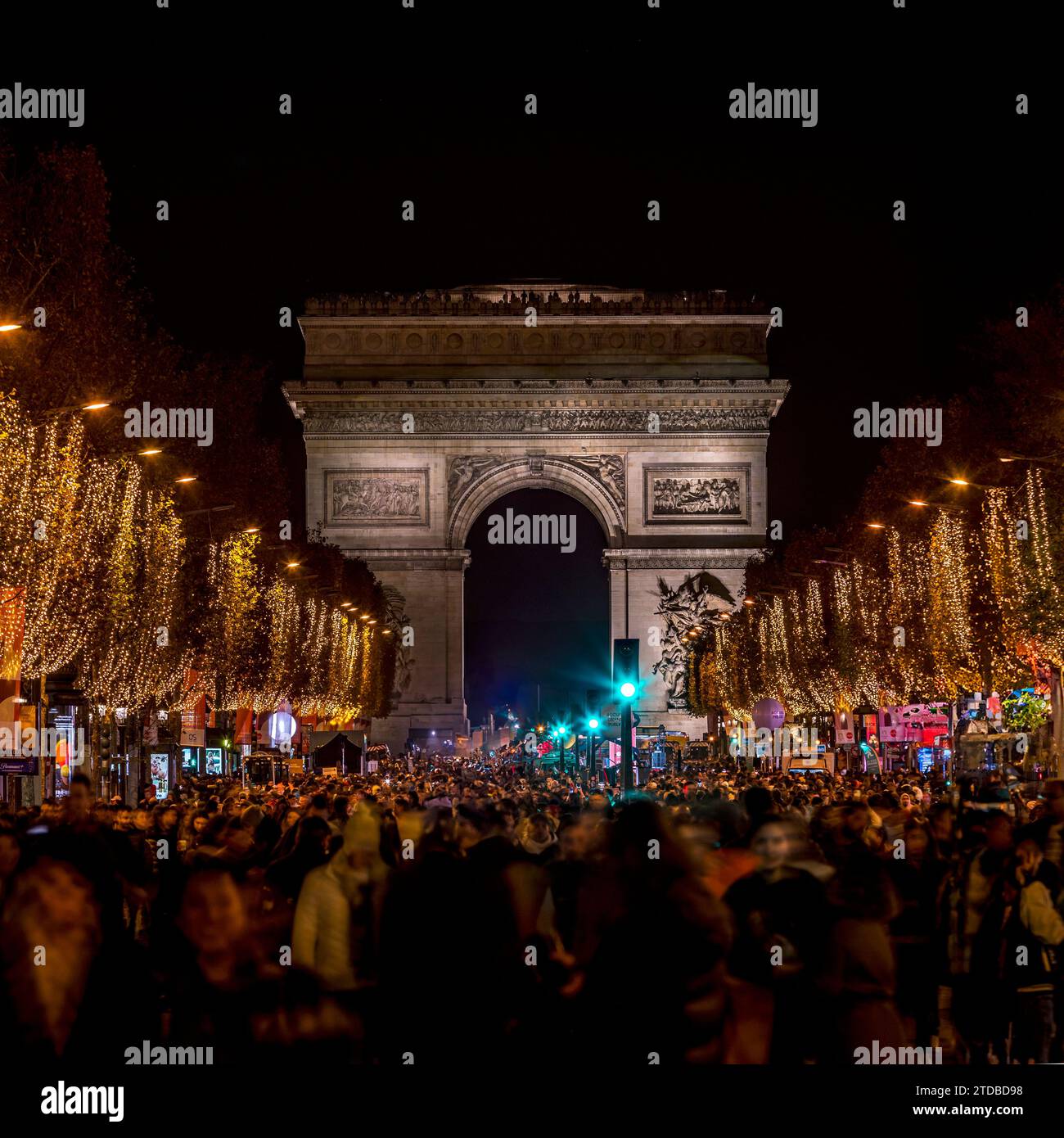Paris, Frankreich - 19. November 2023: Champs Elysées Avenue mit weihnachtsdekoration und Triumphbogen im Hintergrund in Paris Stockfoto