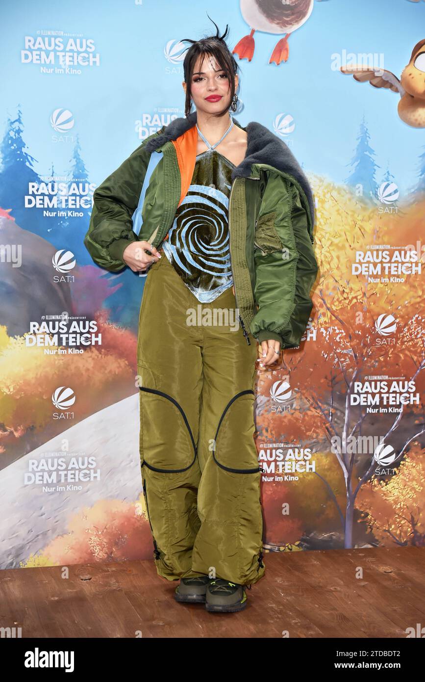 Nina Chuba bei der Deutschlandpremiere von RAUS aus dem TEICH im Zoo