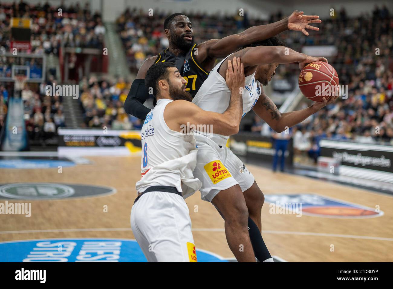 Ludwigsburg, Deutschland. Dezember 2023. Martin Breunig (Syntainics MBC, #08), Eddy Edigin (MHP Riesen Ludwigsburg, #27), GER, MHP Riesen Ludwigsburg vs. Syntainics MBC, Basketball, Bundesliga, easycredit BBL, 11. Spieltag, Spielzeit 2023/2024, 17.12.2023, Foto: Eibner-Pressefoto/Sascha Walther Credit: dpa/Alamy Live News Stockfoto