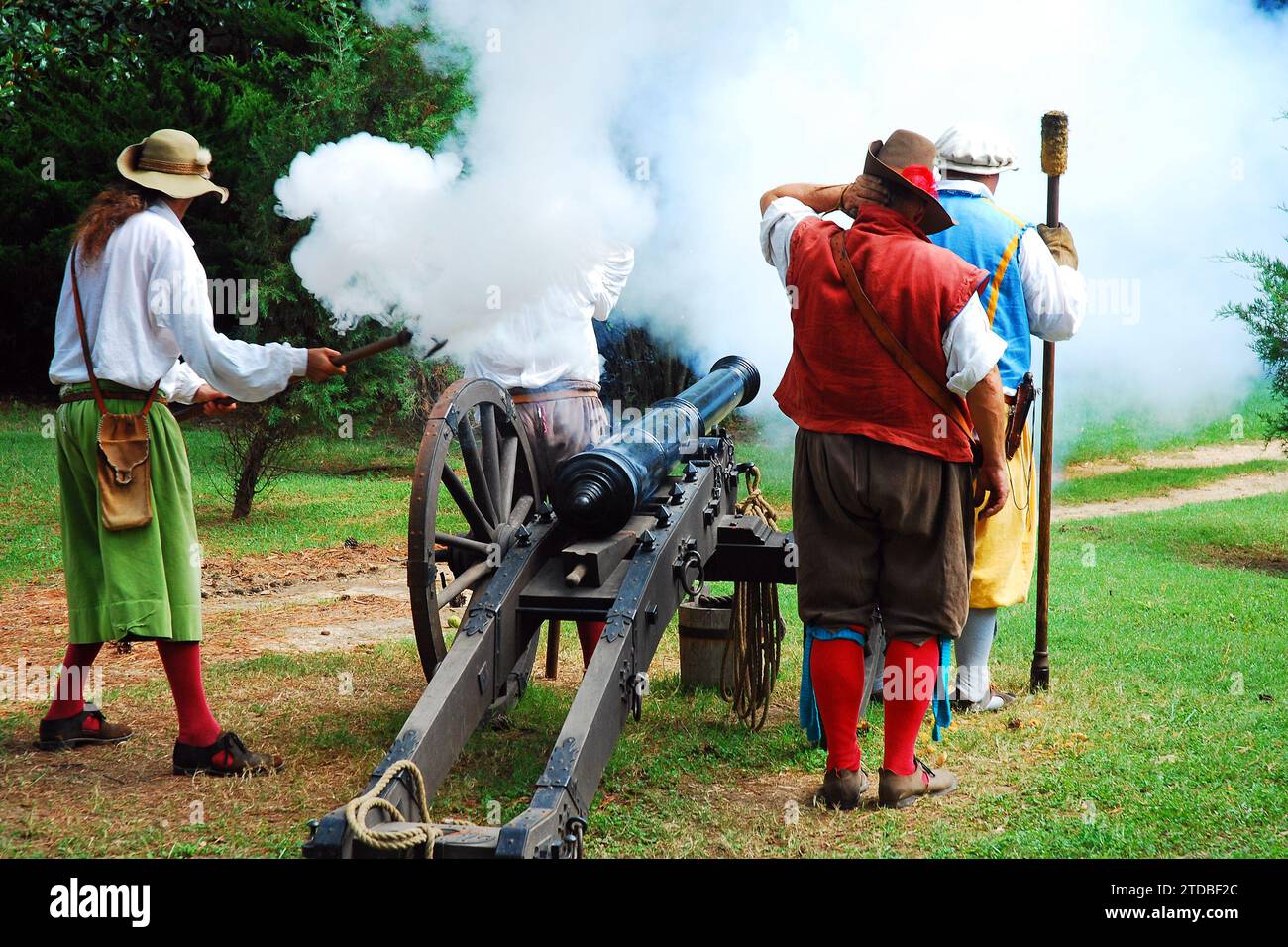 Historische Wiederendarsteller verdecken ihre Ohren während einer Demonstration mit Kanonenfeuern in der historischen Siedlung Jamestown Stockfoto