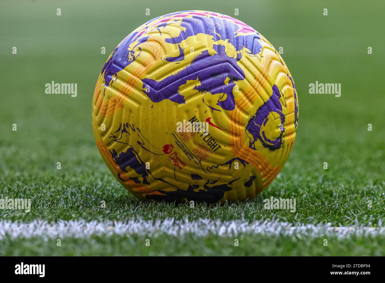 Liverpool, Großbritannien. Dezember 2023. Die Technologie der Torlinie wird während des Premier League-Spiels Liverpool gegen Manchester United in Anfield, Liverpool, Vereinigtes Königreich, am 17. Dezember 2023 (Foto: Mark Cosgrove/News Images) in Liverpool, Vereinigtes Königreich am 17. Dezember 2023 überprüft. (Foto: Mark Cosgrove/News Images/SIPA USA) Credit: SIPA USA/Alamy Live News Stockfoto