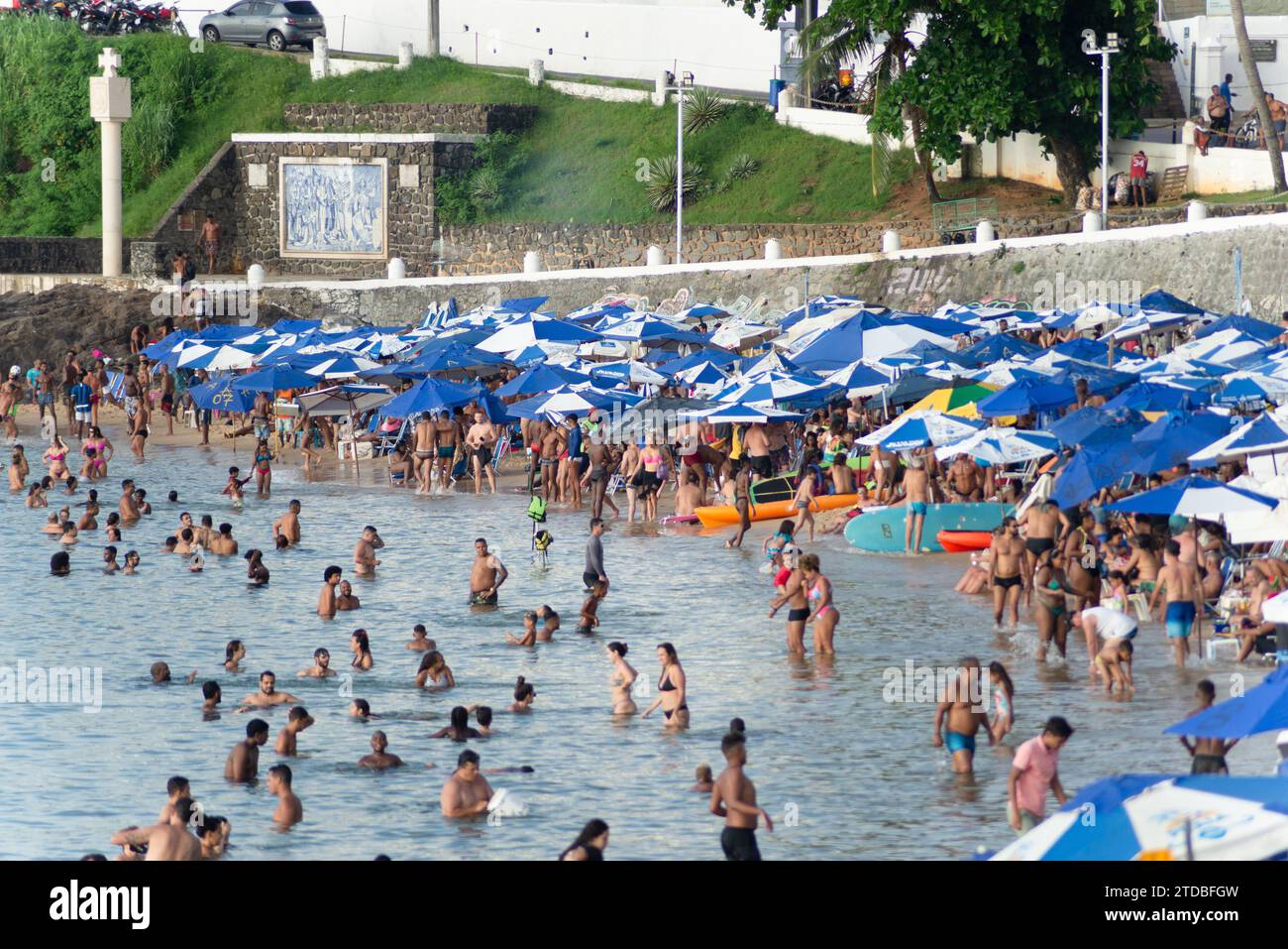 Salvador, Bahia, Brasilien - 5. Januar 2022: Menschen werden am Strand von Farol da Barra in Salvador, Bahia, gesehen. Stockfoto