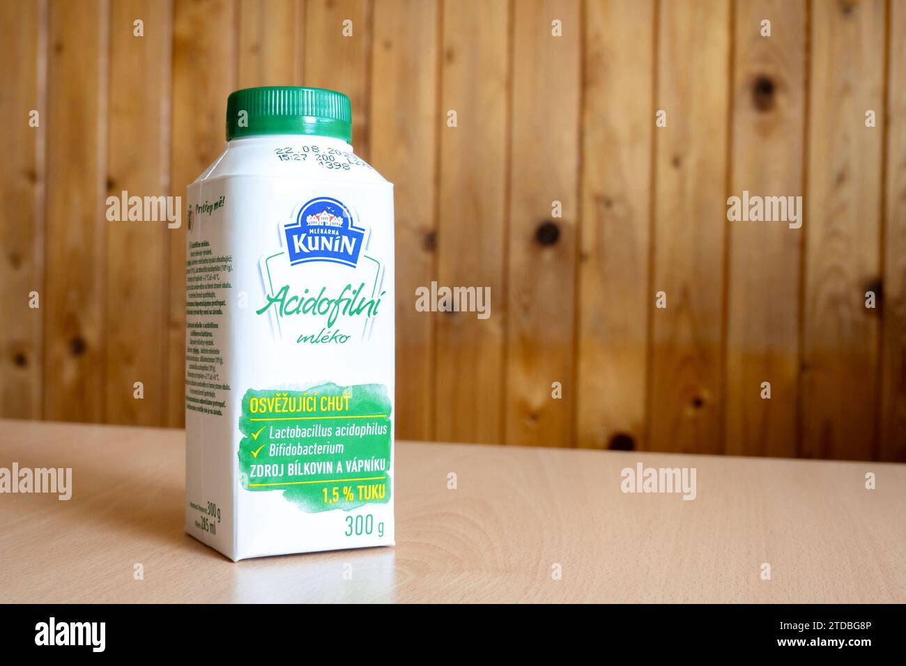 HAVIROV, TSCHECHISCHE REPUBLIK - 11. AUGUST 2023: Tschechische Kunin Acidofilni mleko säurehaltige Milch in weißer Verpackung Stockfoto