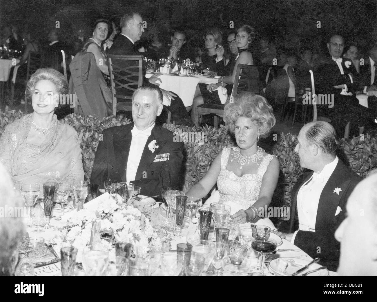 IV. Gala der spanischen Seidenindustrie in Barcelona. Im Bild von links nach rechts Begum Aga Khan, Bürgermeister von Barcelona, José María Porcioles, Herzogin von Alba und Bürgermeister von Madrid, José Finat, Datum: Oktober 1963. Quelle: Album / Archivo ABC / Álvaro García Pelayo Stockfoto