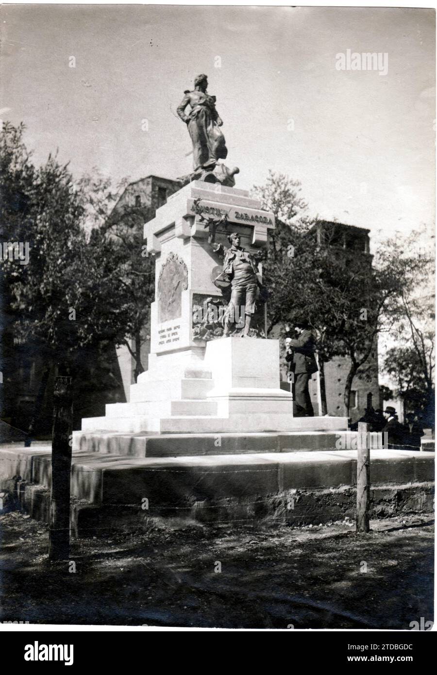 12/31/1907. Mariano Benlliure, Autor des Denkmals für Agustina von Aragón auf der Plaza del Portillo in Saragossa, besucht sein Werk. Quelle: Album / Archivo ABC / Moya Stockfoto