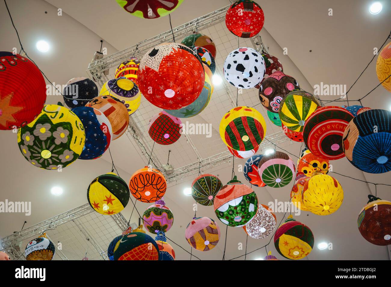 Farbenfrohe Weihnachtskugeln hängen an der Decke im Einkaufszentrum The Mall Lifestore Bangkapi. Thailand ist überwiegend buddhistisch, so dass Weihnachten kein offizieller Feiertag ist, aber das Land schafft es, den Sanuk (Genuss) dieser festlichen Zeit zu genießen und ihm eine deutlich thailändische Note zu verleihen. Hinzu kommt der offenkundige kommerzielle Aspekt, den thailändische Einzelhändler und Werbetreibende Weihnachten schnell als Marketinginstrument nutzen. Stockfoto