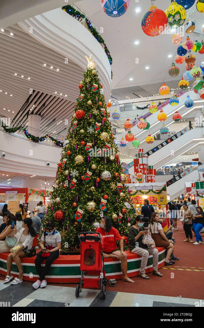 Im Einkaufszentrum Mall Lifestore Bangkapi ist ein riesiger Weihnachtsbaum zu sehen. Thailand ist überwiegend buddhistisch, so dass Weihnachten kein offizieller Feiertag ist, aber das Land schafft es, den Sanuk (Genuss) dieser festlichen Zeit zu genießen und ihm eine deutlich thailändische Note zu verleihen. Hinzu kommt der offenkundige kommerzielle Aspekt, den thailändische Einzelhändler und Werbetreibende Weihnachten schnell als Marketinginstrument nutzen. Stockfoto