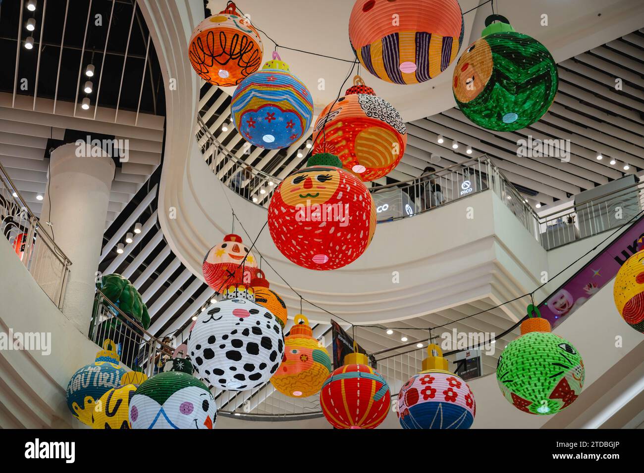 Farbenfrohe Weihnachtskugeln hängen an der Decke im Einkaufszentrum The Mall Lifestore Bangkapi. Thailand ist überwiegend buddhistisch, so dass Weihnachten kein offizieller Feiertag ist, aber das Land schafft es, den Sanuk (Genuss) dieser festlichen Zeit zu genießen und ihm eine deutlich thailändische Note zu verleihen. Hinzu kommt der offenkundige kommerzielle Aspekt, den thailändische Einzelhändler und Werbetreibende Weihnachten schnell als Marketinginstrument nutzen. Stockfoto