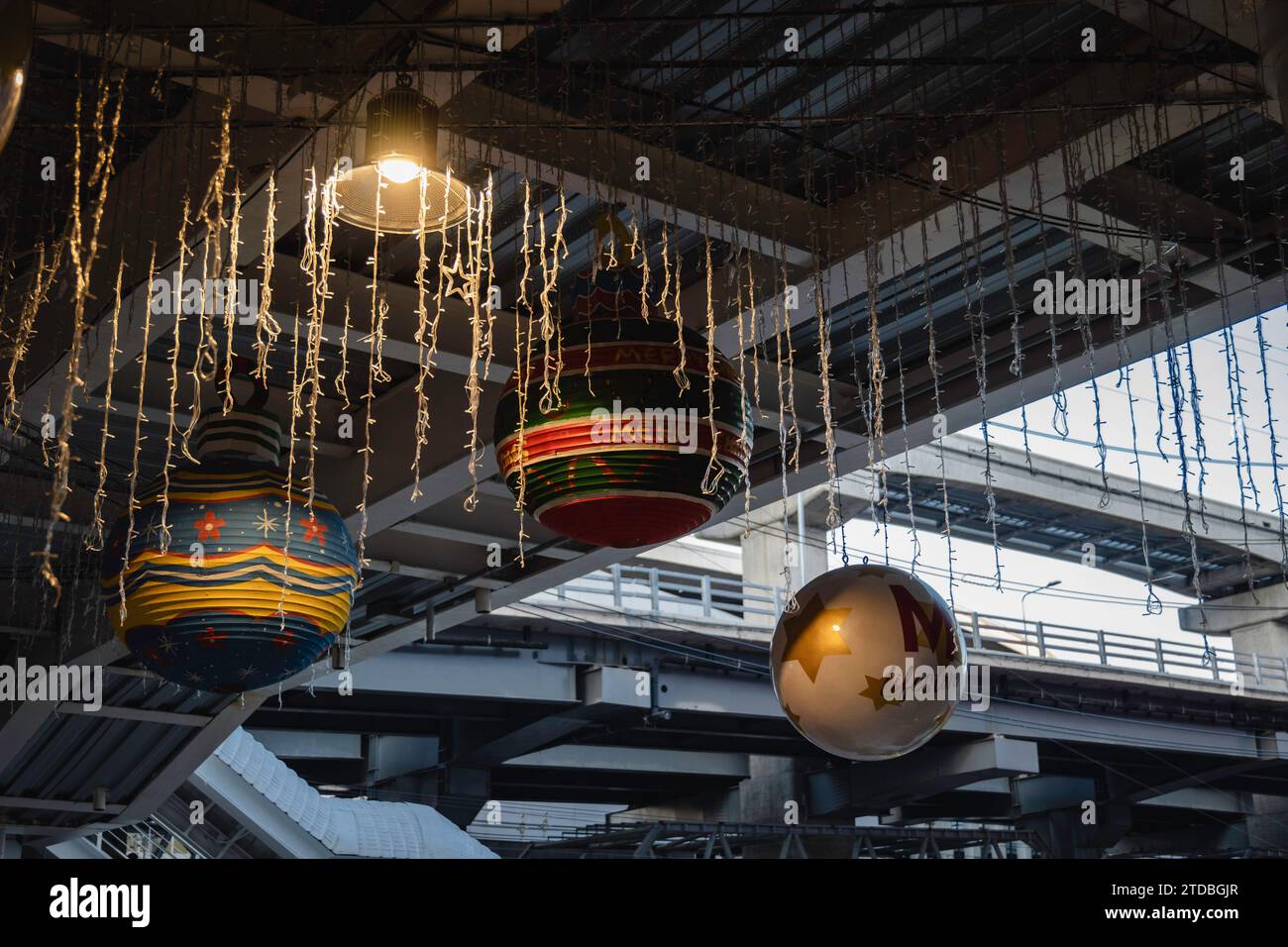 Farbenfrohe Weihnachtskugeln hängen an der Decke des Einkaufszentrums The Mall Lifestore Bangkapi. Thailand ist überwiegend buddhistisch, so dass Weihnachten kein offizieller Feiertag ist, aber das Land schafft es, den Sanuk (Genuss) dieser festlichen Zeit zu genießen und ihm eine deutlich thailändische Note zu verleihen. Hinzu kommt der offenkundige kommerzielle Aspekt, den thailändische Einzelhändler und Werbetreibende Weihnachten schnell als Marketinginstrument nutzen. Stockfoto