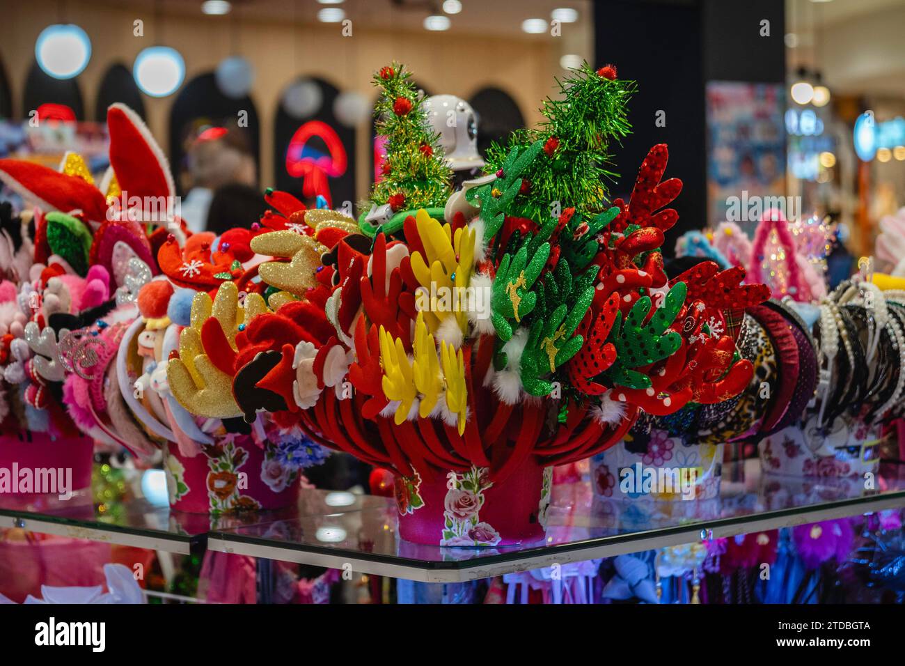 Bangkok, Thailand. Dezember 2023. Eine Nahaufnahme farbenfroher Weihnachtsschmuck im Lotus Super Center Bankapi. Thailand ist überwiegend buddhistisch, so dass Weihnachten kein offizieller Feiertag ist, aber das Land schafft es, den Sanuk (Genuss) dieser festlichen Zeit zu genießen und ihm eine deutlich thailändische Note zu verleihen. Hinzu kommt der offenkundige kommerzielle Aspekt, den thailändische Einzelhändler und Werbetreibende Weihnachten schnell als Marketinginstrument nutzen. (Foto: Nathalie Jamois/SOPA Images/SIPA USA) Credit: SIPA USA/Alamy Live News Stockfoto